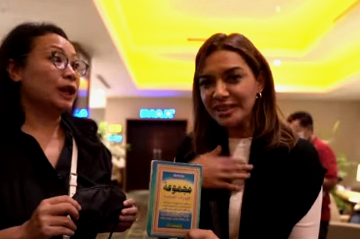 Najwa shihab Sambil Bawa Buku Yasin/Instagram @jokoanwar