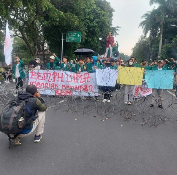 BEM UIKA Bogor Gelar Unras, Tolak Kenaikan Harga BBM di Istana Bogor