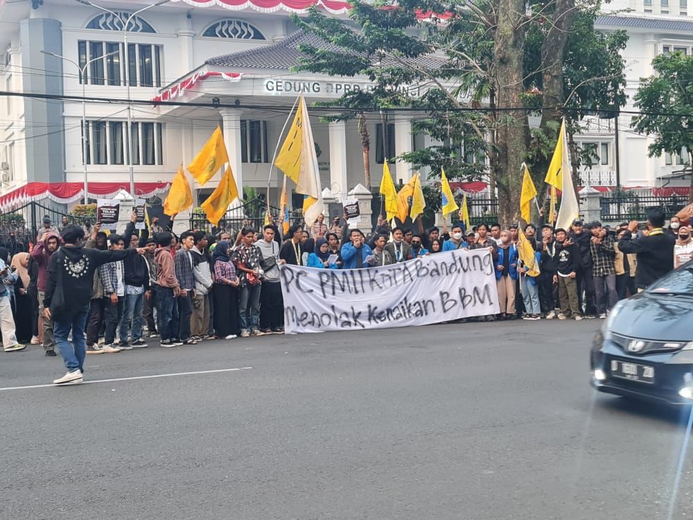 Tolak Kenaikan Harga BBM, KOPRI PC PMII Kota Bandung Gelar Aksi Unjuk Rasa