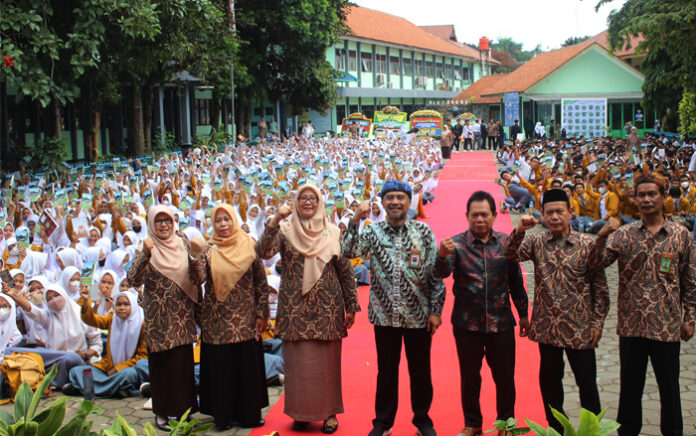 Foto Bersama guru dan Murid Mansabo di Hari Pahlawan Nasional