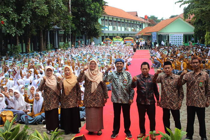 Foto Bersama guru dan Murid Mansabo di Hari Pahlawan Nasional