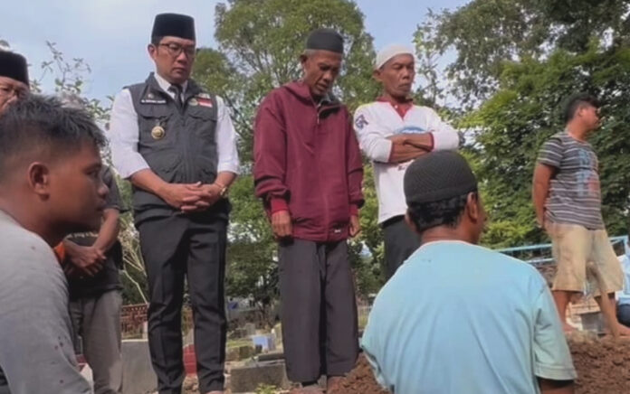 Ridwan Kamil Mengadiri pemakaman warga