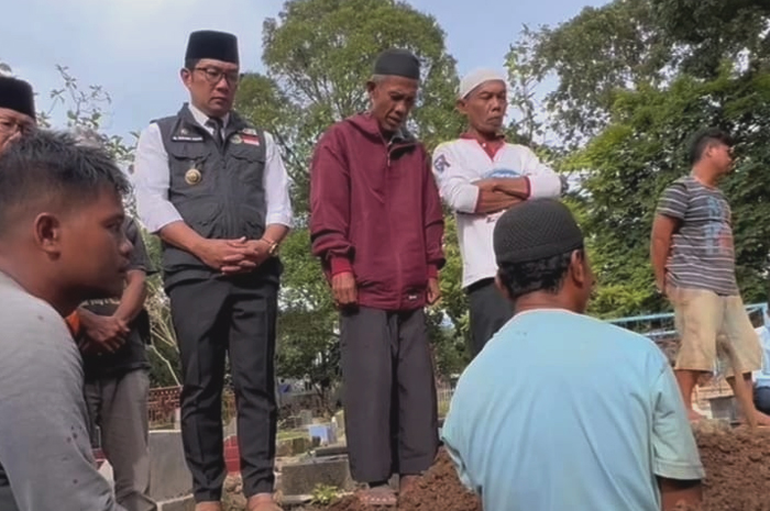 Ridwan Kamil Mengadiri pemakaman warga