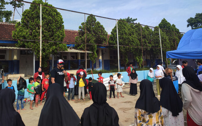 Tim Misi Kemanusiaan dan Kader Muhammadiyah bermain dengan Korban Gempa Cianjur