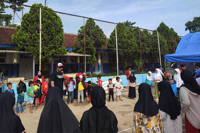 Tim Misi Kemanusiaan dan Kader Muhammadiyah bermain dengan Korban Gempa Cianjur