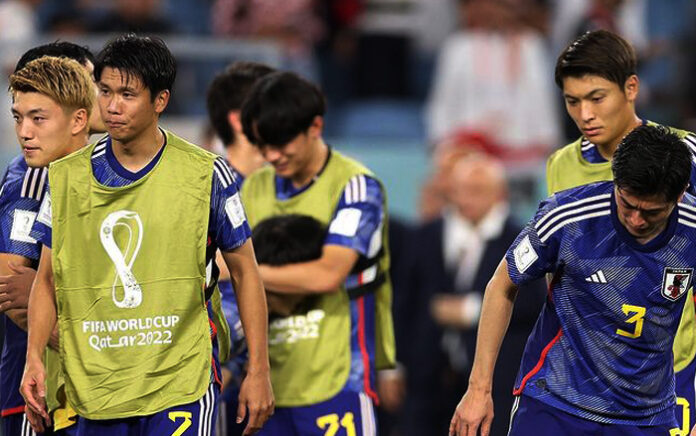 Pemain Jepang Tertunduk Lesu setelah kalah lewat adu Penalti