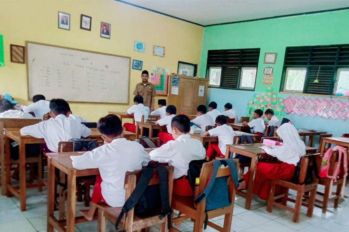 Guru SDN Babakan Cikao Sedang mengajar muridnya kitab kuning