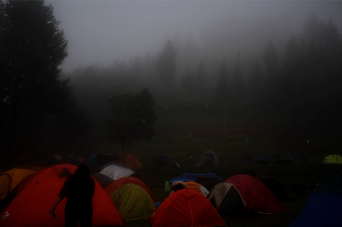 Camping saat hujan