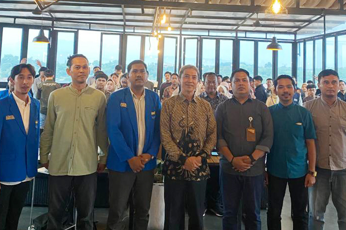 Ketua Pc PMII Kota Bogor berfoto dengan para narasumber