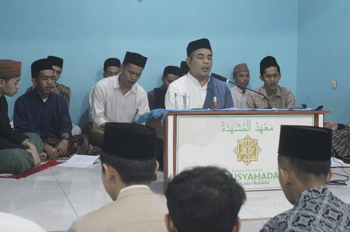 Para santri Pondok Pesantren Al-Musyahadah tengah membaca Ratib Al-Kubro